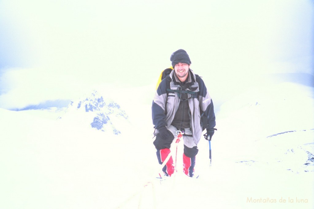 Joaquín en la bajada de la cima sur del Cotopaxi. A la izquierda Morurco nevado.
